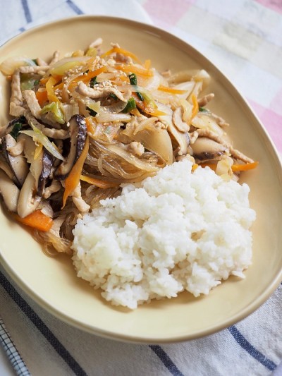 亚洲食物蔬菜和蘑菇饭