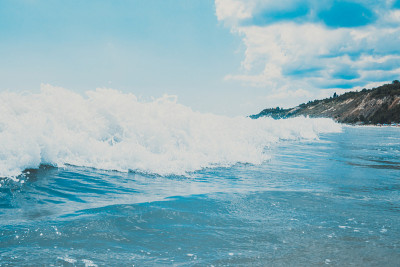 海浪靠近