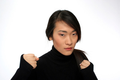 年轻的亚洲女子正在打拳击