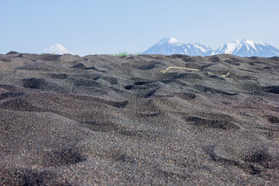 黑色的火山沙在家庭火山的背景上