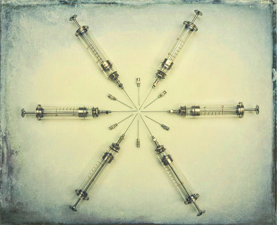 老玻璃注射器。治疗和预防接种