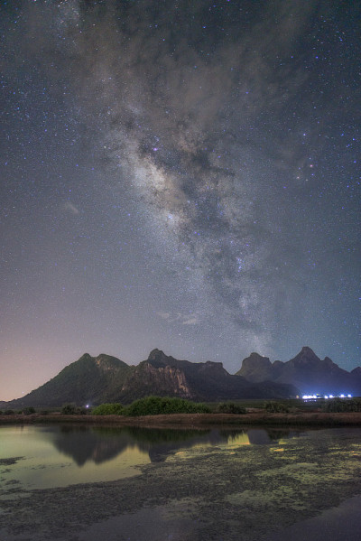 在泰国普拉楚布基里汗省的考山姆罗伊约国家公园，夜空中的银河景观。