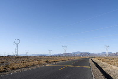 蓝天背景下的高速公路和高压塔架