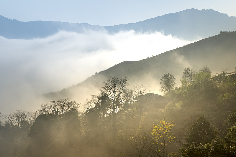 神奇的日落景观与云海在山谷和山在塔学，桑拉，越南