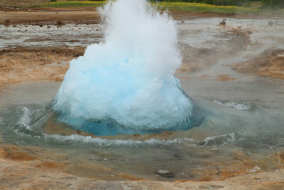 冰岛的 Strokkur Geysir