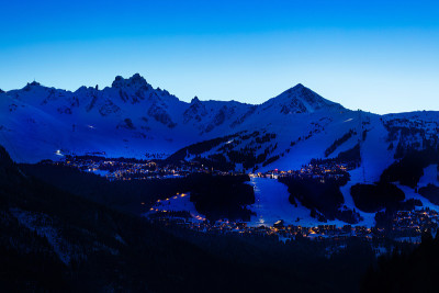 Courchevel村和滑雪场的夜景