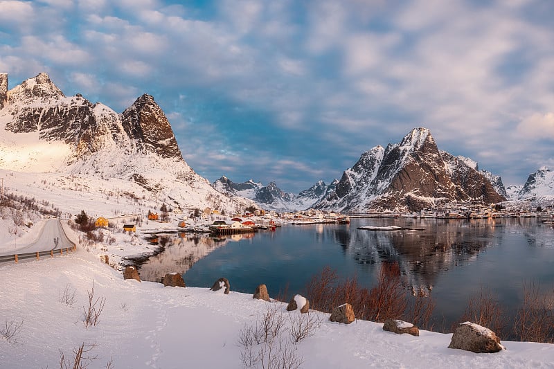 罗浮敦群岛海岸线上的雪谷挪威村庄的风景