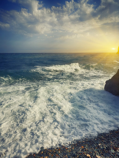 海浪拍打着海岸