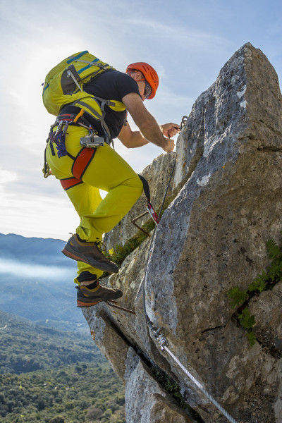 一名男子在攀爬via ferrata