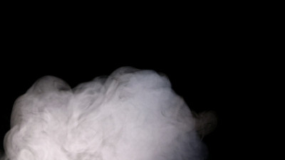 白色的水蒸气在一个黑色的背景