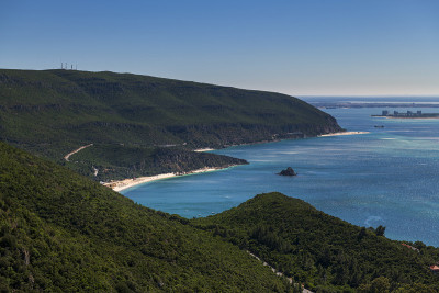 在Setubal附近的Arrabida自然公园，可以看到海湾和船只的美景