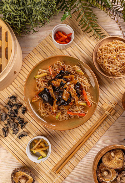 面条与木耳菇一起炒