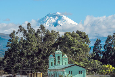 厄瓜多尔圣Jaloma教堂上方的Cotopaxi火山