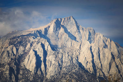 内华达山脉东侧的Lone Pine峰，Lone Pine镇，加州，Inyo县，美国，Inyo国家森林