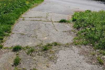 春天乡村道路受损