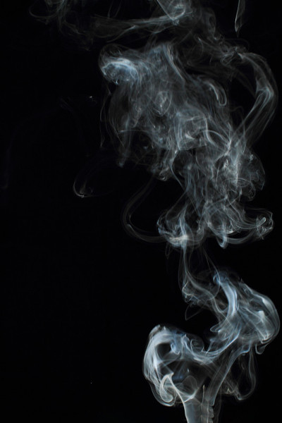 黑色背景上的白色烟雾纹理
