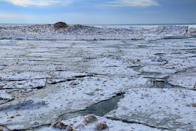 冰片漂浮在冻结的密歇根湖上