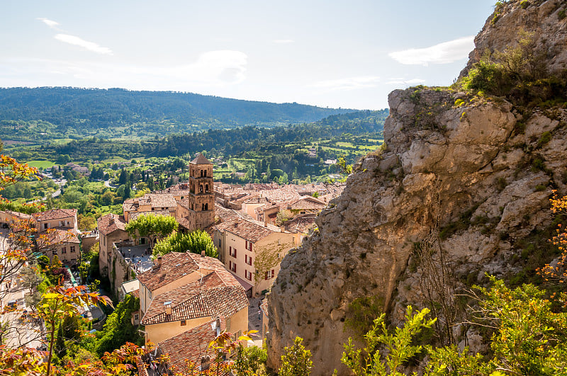 古老的村庄Moustiers Sainte-Marie在普罗旺斯的风景