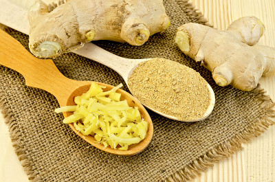 生姜，用木勺晒干