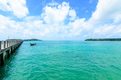海滩上美丽的波浪