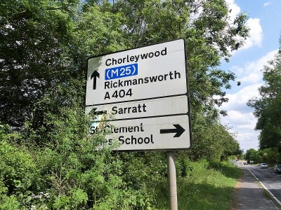 赫特福德郡A404公路上的路标指向Chorleywood, M25高速公路，Rickmanswort
