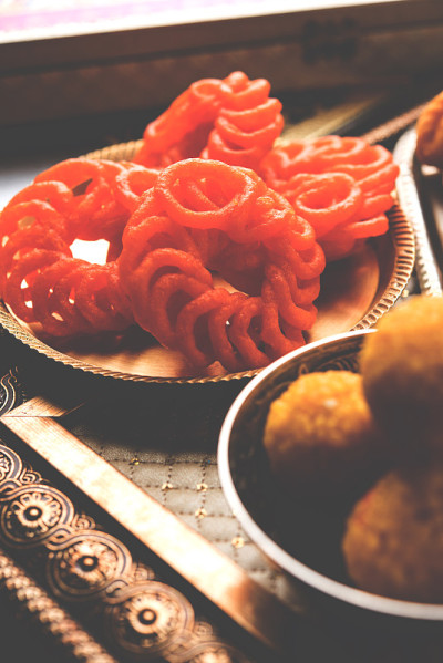 印度甜Jalebi/Imarti, Laddu和Gujiya一起在白色背景或与礼物。有选择性的重点