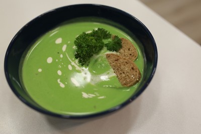 碗上有美味的花椰菜汤