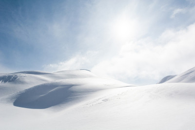 雪覆盖的山坡上