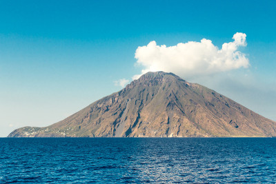 风沙群岛上的斯特龙博利火山。