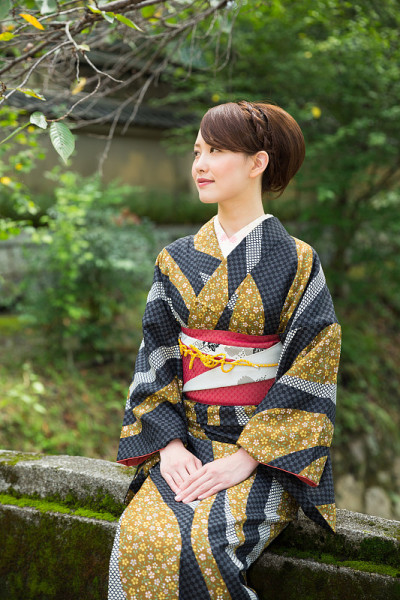 穿着传统和服的日本妇女