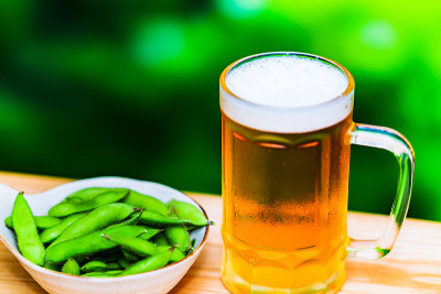 夏天的啤酒杯和毛豆