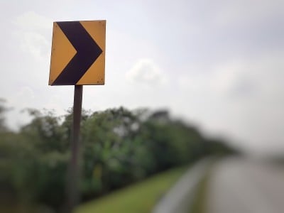 高速公路上的黄色右弯标志牌