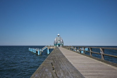 在码头上。在Rügen，粉笔悬崖，海滩，海岸和沐浴胜地宾兹度过美好时光。