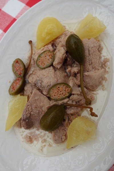 鱼肝油配蜜饯柠檬和大刺山柑