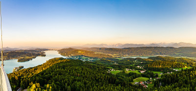 全景湖和山脉的Worthersee Karnten奥地利旅游景点