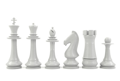 白色的棋子孤立在白色的背景上