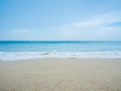 泰国普吉岛海滩上的蓝色海浪