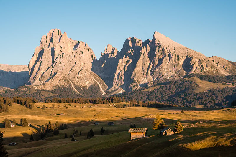 意大利Dolomites，在一个晴朗的夏日日落时分。Seiser Alm是一个白云岩高原和欧洲最大的