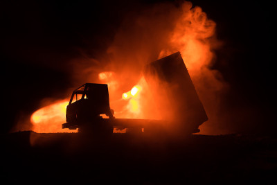 火箭发射与火云。火箭导弹和弹头瞄准夜晚灰暗的天空的战斗场景。《战争背景》中的火箭战车