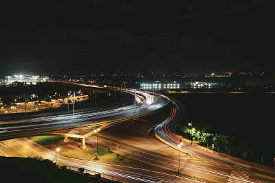 拉巴特·莫罗库公路上的夜间交通