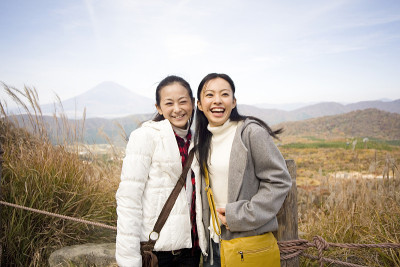 两名女子在旅游区拍照