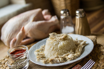 传统土耳其鸡肉饭(tavuklu pilav)。
