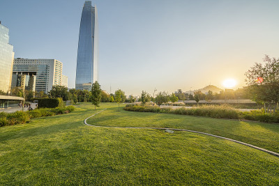 日落时分，智利首都圣地亚哥的天际线一览无遗，这座城市的最高塔，科斯坦内拉塔，在夕阳的照耀下，俯瞰城市