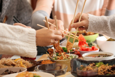 朋友们在餐桌上吃着美味的中国菜
