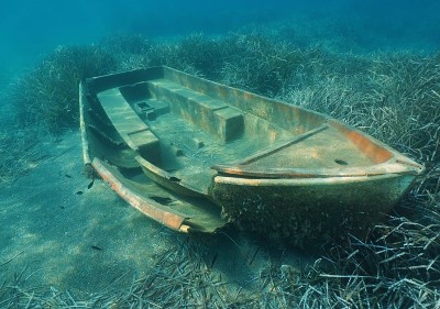 一艘小船在地中海水下失事