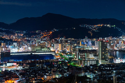 长崎县稻田山上的夜景照片。日本的三大夜景。