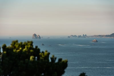 在美国南俄勒冈州的雾霾中，太平洋上突出的多个小岛的景象