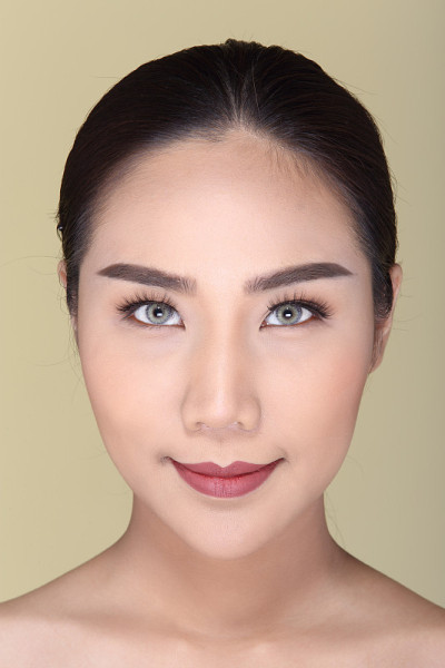 美丽清净温泉健康皮肤护理女人直黑发