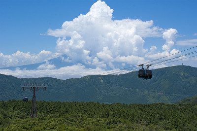 在日本箱根，富士山隐藏在云和索道中。