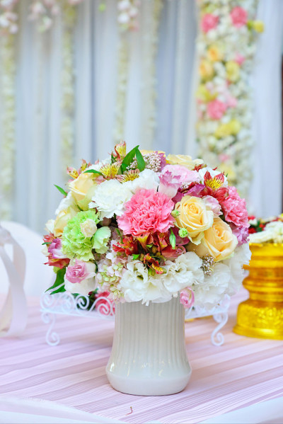 一束鲜花落在花瓶里
